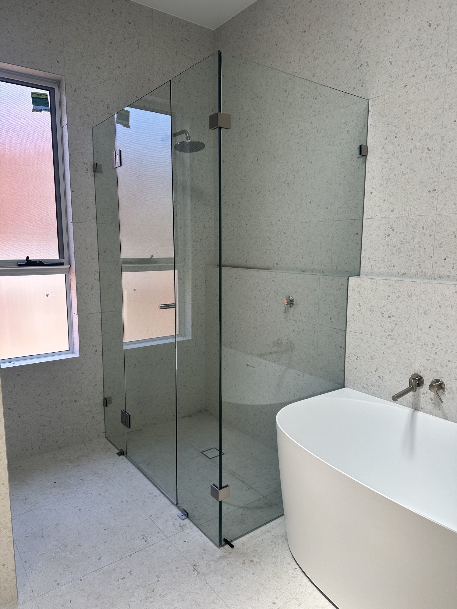 Frameless freestanding bath speckled — Adelaide, Unique Glass Solutions